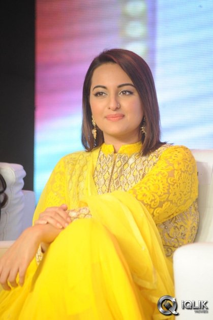 Sonakshi-Sinha-at-Lingaa-Movie-Audio-Success-Meet